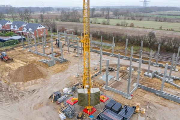Huge Concrete Pillars Erected Large Construction Site Using Crane — Stock Photo, Image