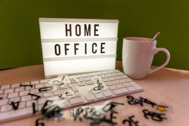 İçişleri Bakanlığı yazılı bir ışık kutusu masanın üzerinde duruyor ve önünde bir klavye var.