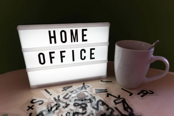 Una Scatola Luminosa Con Iscrizione Home Office Trova Una Scrivania — Foto Stock
