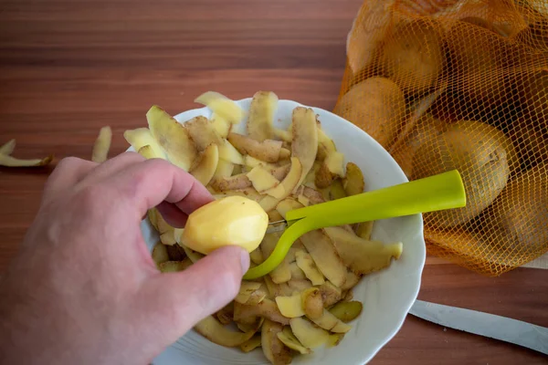 Small Peeled Potato Held One Hand Bowl Potato Peel — Stock Photo, Image