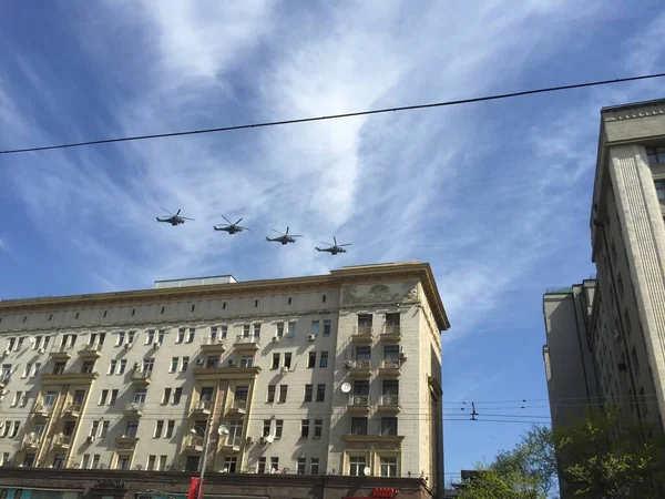 Während Einer Militärparade Moskau Fliegen Militärflugzeuge Formation Den Blauen Himmel — Stockfoto