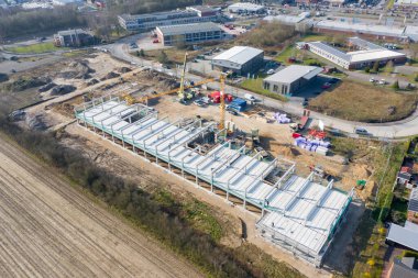 Büyük bir inşaat sahasına büyük bir şirket binası inşa edildi.