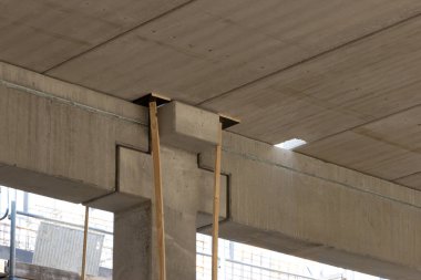 Büyük bir inşaat sahasına büyük bir şirket binası inşa edildi.