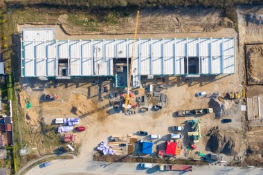 Büyük bir inşaat sahasına büyük bir şirket binası inşa edildi.