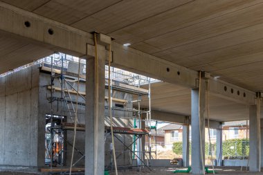 Büyük bir inşaat sahasına büyük bir şirket binası inşa edildi.