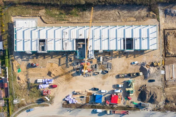 Büyük bir inşaat sahasına büyük bir şirket binası inşa edildi.