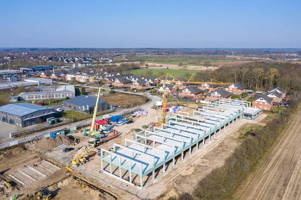 Büyük bir inşaat sahasına büyük bir şirket binası inşa edildi.