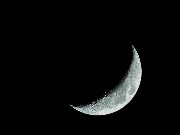Збільшується Серпоподібний Чверть Місяця Кратерами Місяця Стоїть Чорному Нічному Небі — стокове фото