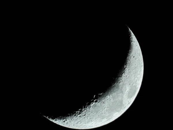 Crescente Luna Forma Falce Con Suoi Crateri Lunari Sorge Nel — Foto Stock