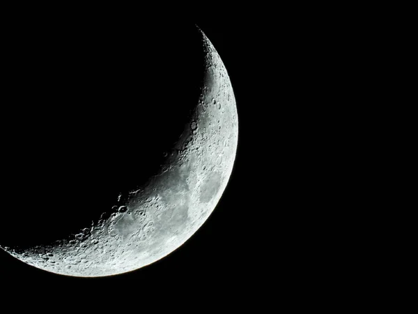 Toenemende Sikkelvormige Kwartmaan Met Zijn Maankraters Staat Aan Zwarte Nachtelijke — Stockfoto