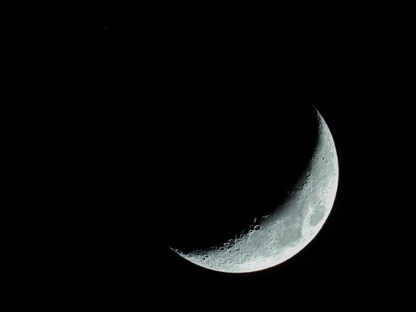 Збільшується Серпоподібний Чверть Місяця Кратерами Місяця Стоїть Чорному Нічному Небі — стокове фото