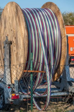 Bir yerde büyük bir davul var.