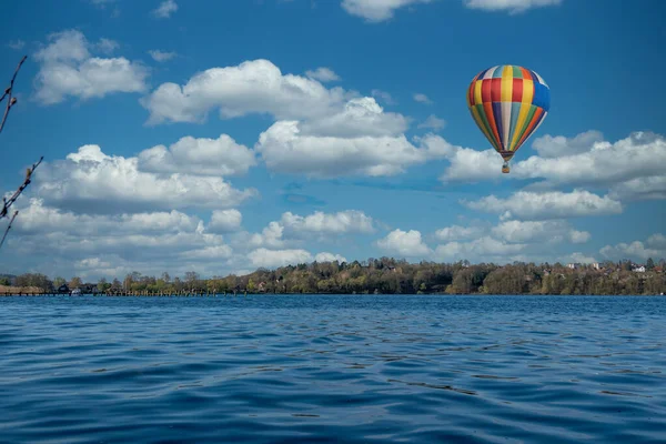 Une Montgolfière Colorée Vole Dessus Eau Bleue Lac — Photo