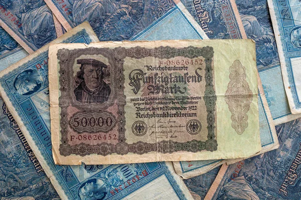 Stare Historyczne Banknoty Niemieckie Rozłożone Stole — Zdjęcie stockowe