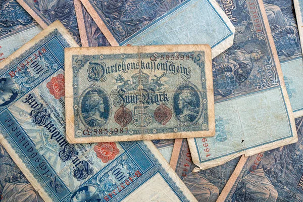 Παλαιά Ιστορικά Γερμανικά Τραπεζογραμμάτια Απλώνονται Ένα Τραπέζι — Φωτογραφία Αρχείου