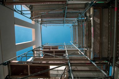 İnşaat sahasının iskelesine bina şaftı döşenmiş.