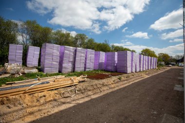 Bir inşaat alanında bir sürü yalıtım malzemesi vardır.