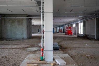 Bir inşaat sahasında bir fabrikanın iç inşaatı tamamlanır.