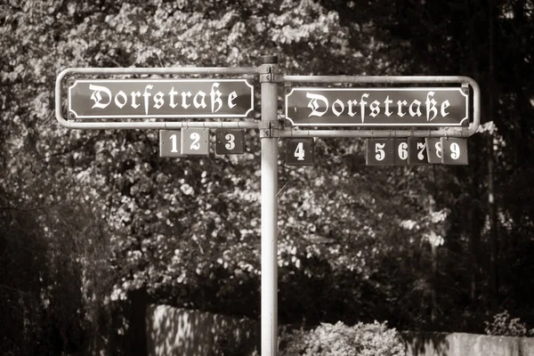 Ένα Γερμανικό Χωριό Υπάρχει Μια Πινακίδα Την Επιγραφή Dorfstrasse Παλιά — Φωτογραφία Αρχείου