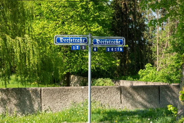 Een Duits Dorp Staat Een Straatnaambord Met Inscriptie Dorfstrasse Oude — Stockfoto