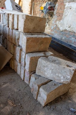İnşaat alanında yığılmış tuğlalar var.