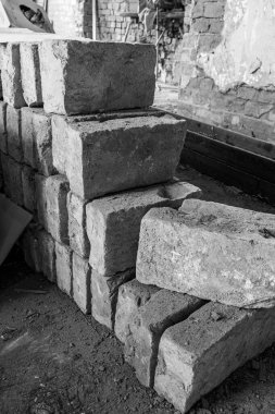 İnşaat alanında yığılmış tuğlalar var.