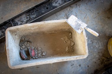 Şantiyede havan topu kutusunun kenarında bir mala duruyor.