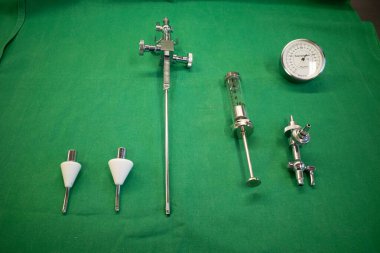 Dölyatağı borularının rengini göstermek için cerrahi bir perdeye bir salpingoskop yerleştirilir.