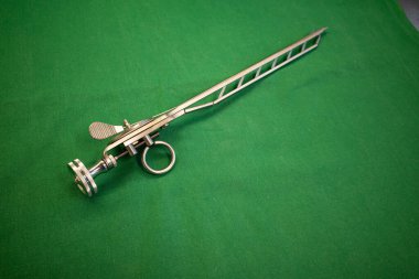 Üretrotom, üretrayı genişletmek için cerrahi bir örtü üzerinde yatar.