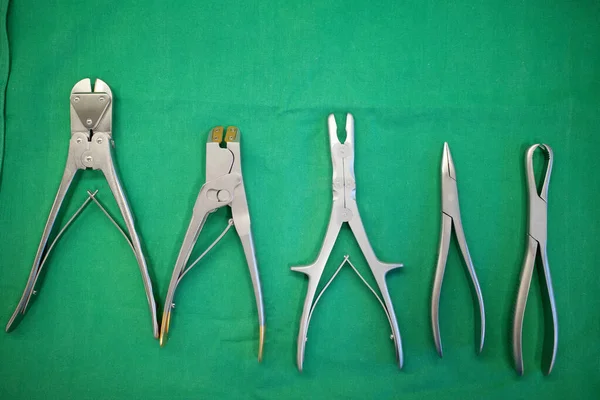 Különböző Sebészeti Fogók Fekszenek Egymás Mellett Egy Sebészeti Függönyön — Stock Fotó