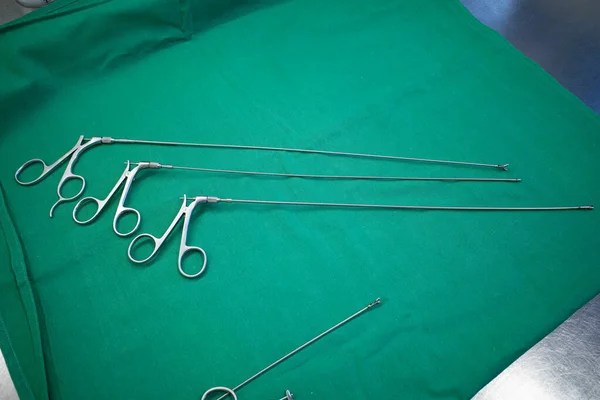 Verschillende Chirurgische Grijptangen Liggen Zij Aan Zij Een Chirurgisch Gordijn — Stockfoto