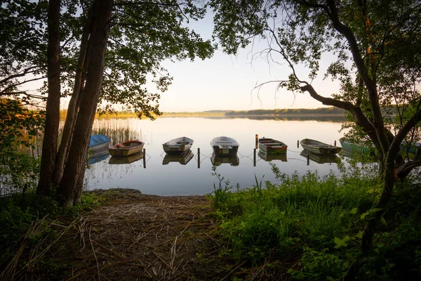 Лодки Лежат Рядом Берегу Озера Совершенно Спокойной Воде — стоковое фото