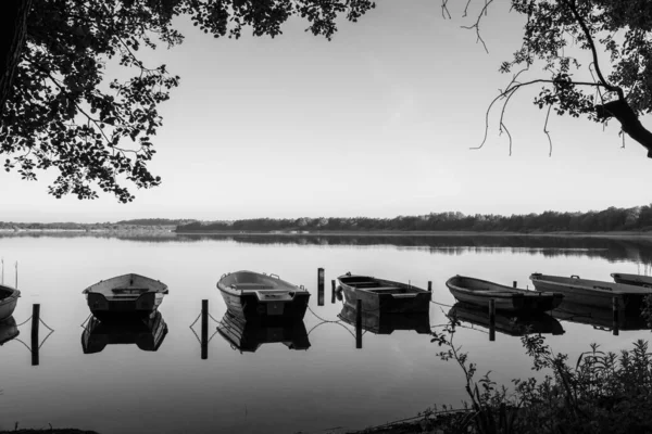 Veslařské Čluny Leží Vedle Sebe Břehu Jezera Naprosto Klidné Vodě — Stock fotografie