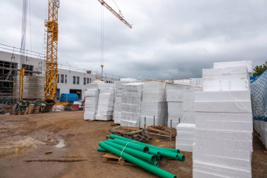 Büyük bir inşaat sahasında bir sürü izolasyon tahtası var.