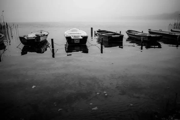 Small Rowboats Lie Shore Lake Fog — Stock Photo, Image