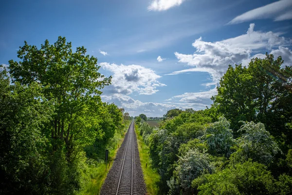 Las Vías Del Ferrocarril Conducen Directamente Horizonte Cielo Azul — Foto de Stock