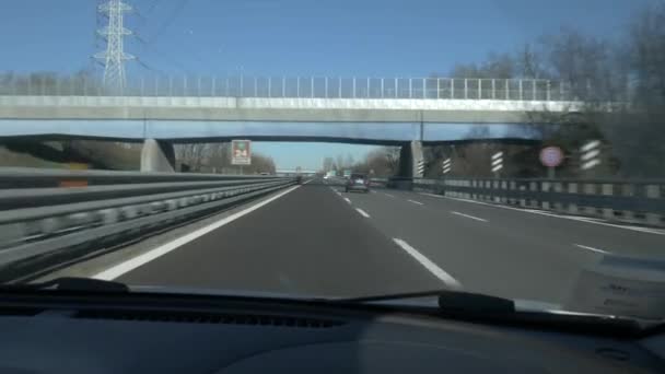 Vitesse de la voiture sur l'autoroute, vue depuis le siège passager — Video