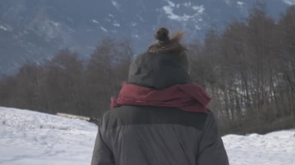 Close-up van een meisje lopen op een besneeuwd veld — Stockvideo