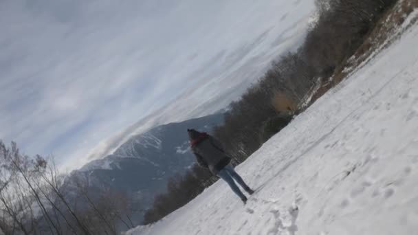山の中で雪の中を歩く少女の360度のターンショット — ストック動画