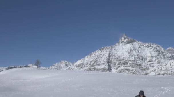 Αποκαλύπτοντας τον πυροβολισμό ενός πεζοπόρου στα βουνά το χειμώνα — Αρχείο Βίντεο
