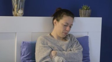 Dirseğinden öksüren Coronavirus hastası bir kız.