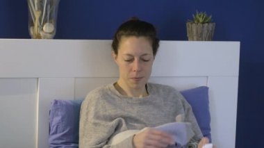 Coronavirus 'lu kız burnunu silerken aptalca davranıyor.