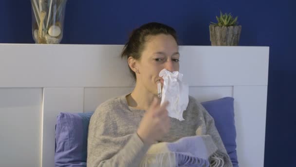 Menina com Coronavirus sendo bobo ao tomar a temperatura — Vídeo de Stock