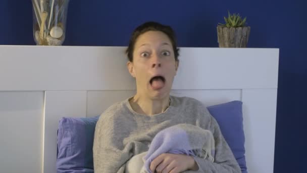 Dívka s koronavirem je hloupá v posteli — Stock video