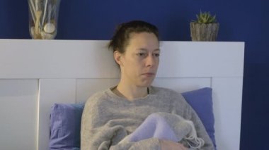 Dirseğinde Coronavirus hapşıran bir kız.