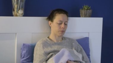 Coronavirus 'lu bir kız burnunu siliyor.