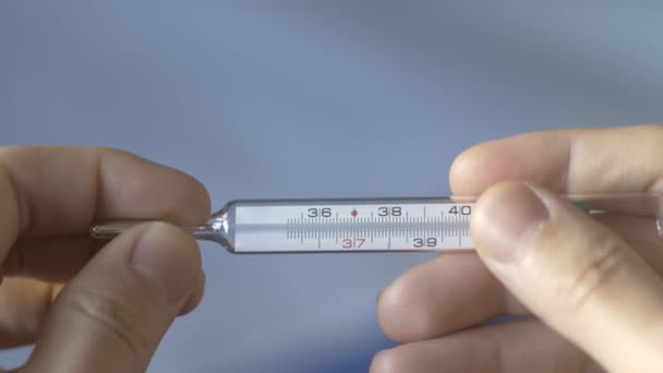 Detalle de la columna de galio reseteado en el termómetro de fiebre — Vídeos de Stock