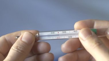 Sıfırlamak için galyum termometreyi sallamaya yakın.