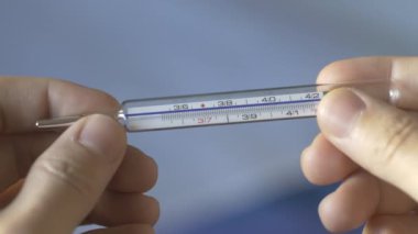 Galyum termometrede 37 derecenin üzerindeki sıcaklık kontrol ediliyor.