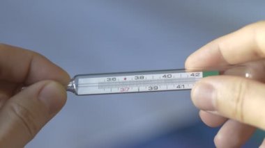 Galyum termometrede 40 derecenin üzerindeki sıcaklık kontrol ediliyor.